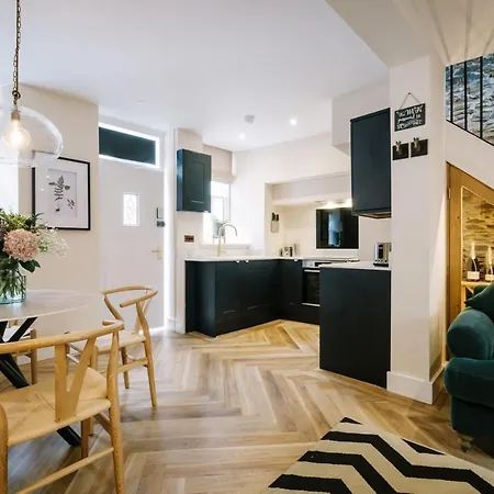 The Den - The White House Windermere - Off-site Health Club & 2 Minute Walk Away