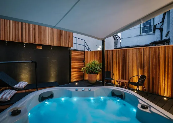 Holiday home The Den - The White House Windermere - Off-site Health Club & 2 Minute Walk Away *