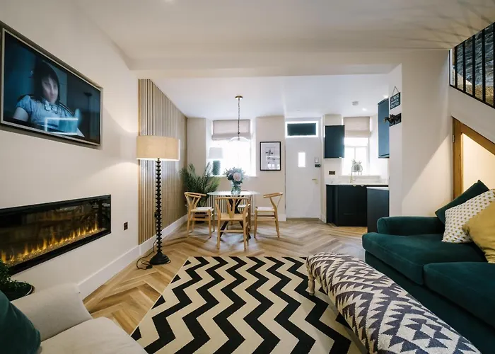 The Den - The White House Windermere - Off-site Health Club & 2 Minute Walk Away