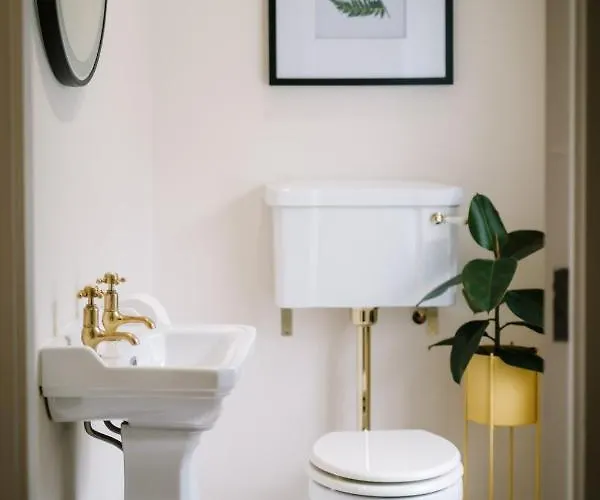 The Den - The White House Windermere - Off-site Health Club & 2 Minute Walk Away Holiday home