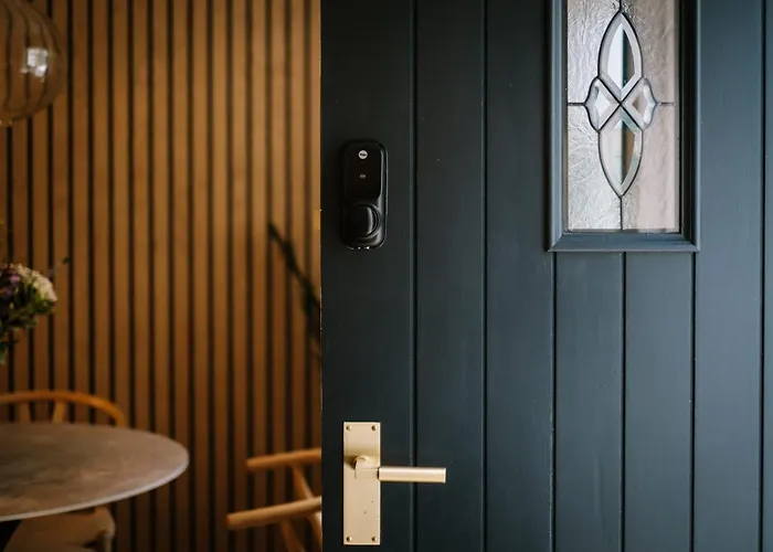 Holiday home The Den - The White House Windermere - Off-site Health Club & 2 Minute Walk Away