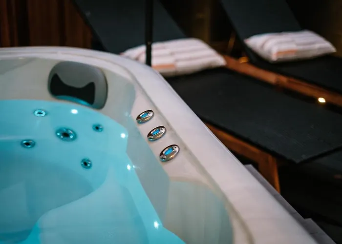 The Den - The White House Windermere - Off-site Health Club & 2 Minute Walk Away *