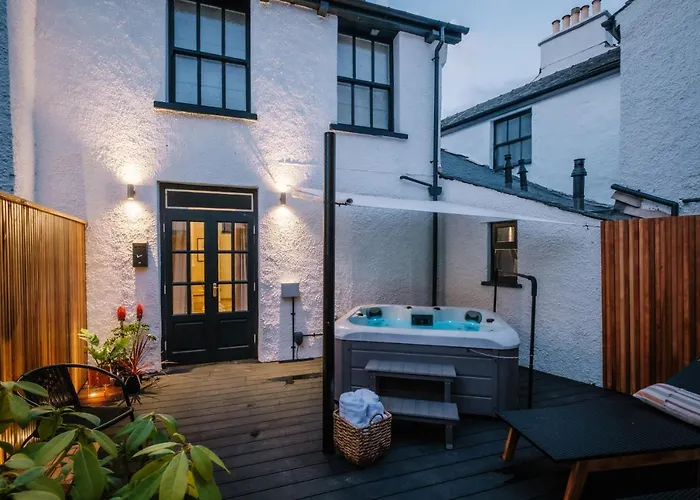 The Den - The White House Windermere - Off-site Health Club & 2 Minute Walk Away *