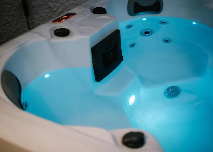 The Den - The White House Windermere - Off-site Health Club & 2 Minute Walk Away