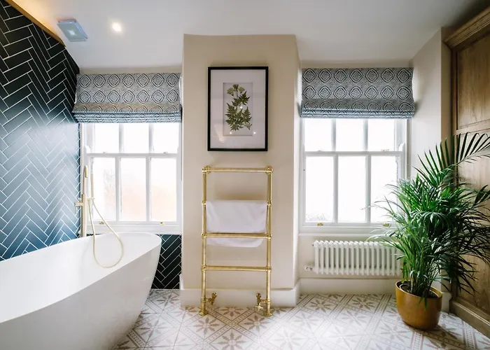 The Den - The White House Windermere - Off-site Health Club & 2 Minute Walk Away *