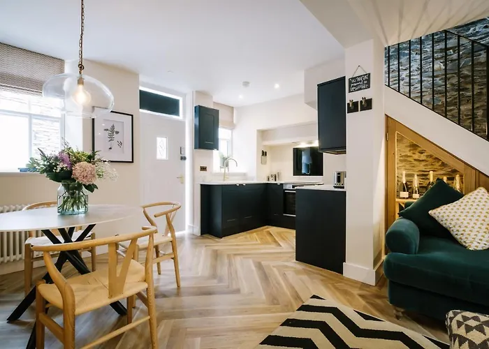 The Den - The White House Windermere - Off-site Health Club & 2 Minute Walk Away