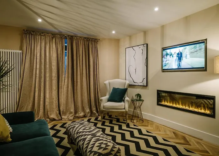 The Den - The White House Windermere - Off-site Health Club & 2 Minute Walk Away