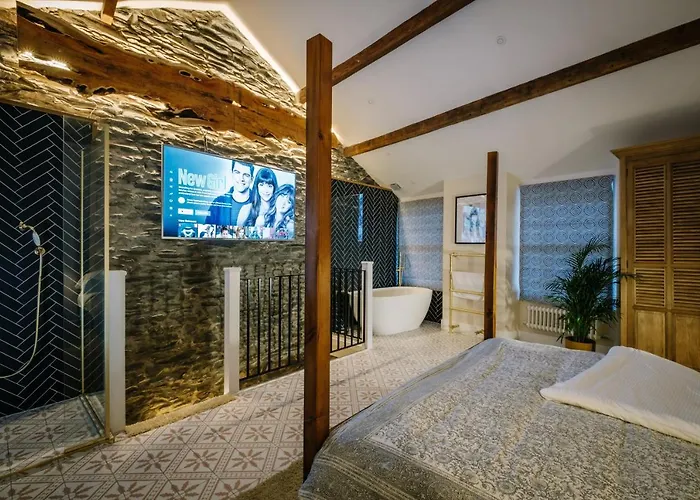 The Den - The White House Windermere - Off-site Health Club & 2 Minute Walk Away