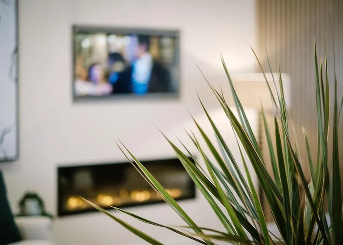 The Den - The White House Windermere - Off-site Health Club & 2 Minute Walk Away *