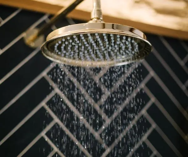 The Den - The White House Windermere - Off-site Health Club & 2 Minute Walk Away