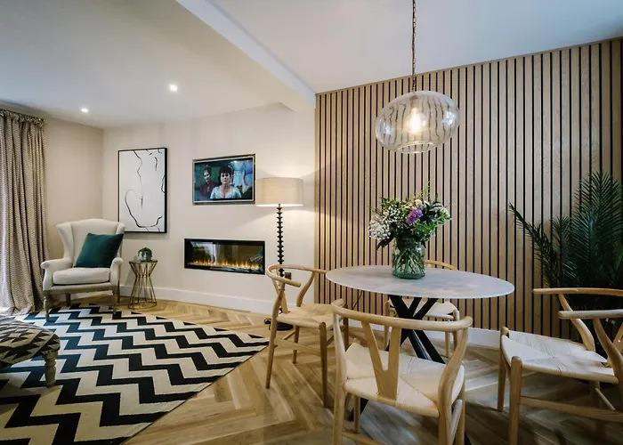 The Den - The White House Windermere - Off-site Health Club & 2 Minute Walk Away *