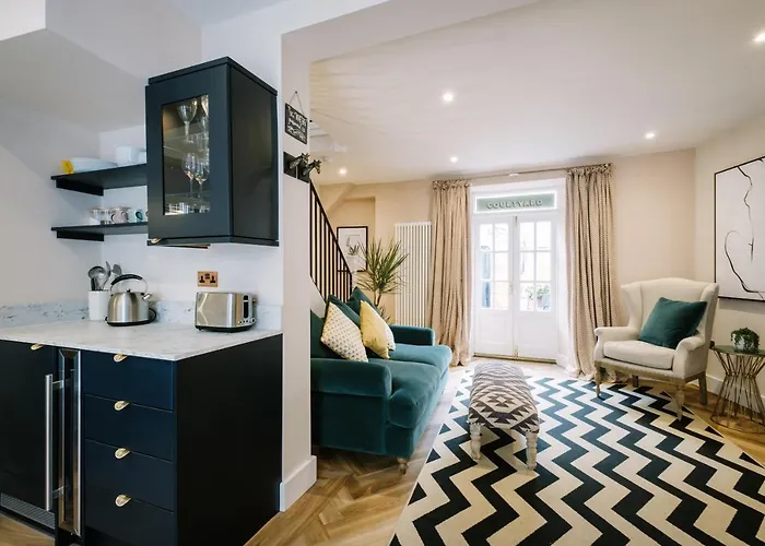 The Den - The White House Windermere - Off-site Health Club & 2 Minute Walk Away