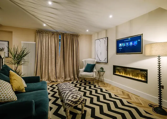 The Den - The White House Windermere - Off-site Health Club & 2 Minute Walk Away *