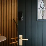 Semesterbostad The Den - The White House Windermere - Off-site Health Club & 2 Minute Walk Away