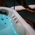 The Den - The White House Windermere - Off-site Health Club & 2 Minute Walk Away *