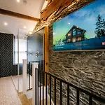 Semesterbostad The Den - The White House Windermere - Off-site Health Club & 2 Minute Walk Away Bowness-on-Windermere