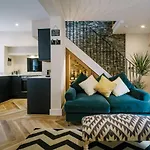 Semesterbostad The Den - The White House Windermere - Off-site Health Club & 2 Minute Walk Away