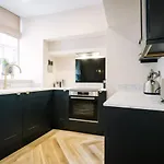 Semesterbostad The Den - The White House Windermere - Off-site Health Club & 2 Minute Walk Away