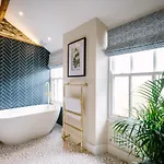 The Den - The White House Windermere - Off-site Health Club & 2 Minute Walk Away