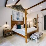 The Den - The White House Windermere - Off-site Health Club & 2 Minute Walk Away