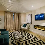 The Den - The White House Windermere - Off-site Health Club & 2 Minute Walk Away *