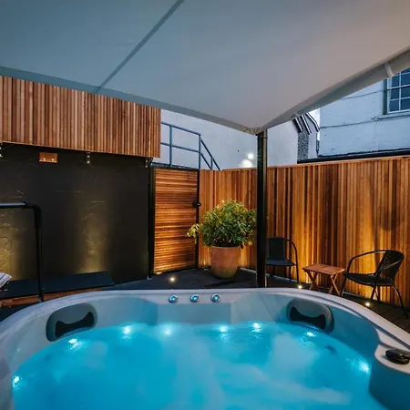Casa vacanze The Den - The White House Windermere - Off-site Health Club & 2 Minute Walk Away *