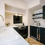 The Den - The White House Windermere - Off-site Health Club & 2 Minute Walk Away Hébergement de vacances Bowness-on-Windermere