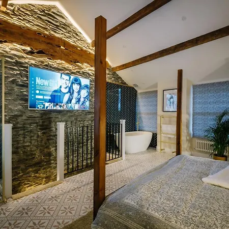 The Den - The White House Windermere - Off-site Health Club & 2 Minute Walk Away